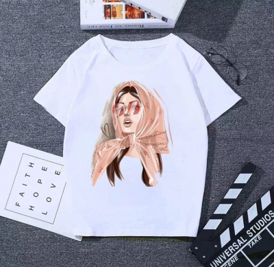 Футболка женская Девушка в платке-белая (42-44)